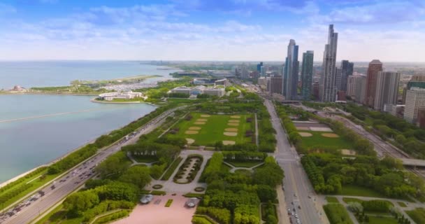 湖のウォーターフロントにある素晴らしいモダンな公園を飛び回ります 青空の背景にある高層ビルでシカゴの風景 — ストック動画