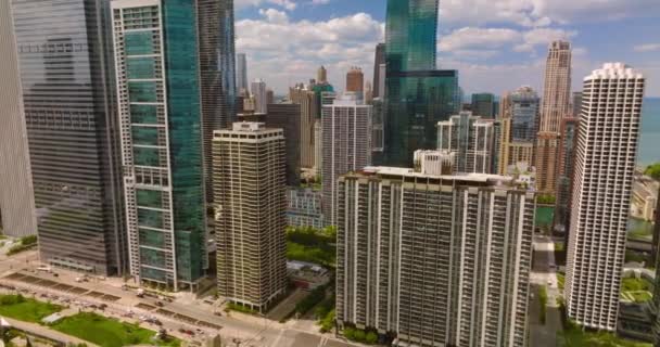芝加哥市中心迷人的建筑 美丽的千禧年公园 阳光灿烂 空中展望 — 图库视频影像