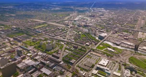 多くの道路が並ぶ広大な都市風景 晴れた日に大都市の上空を飛行するドローン シカゴ イリノイ アメリカ — ストック動画