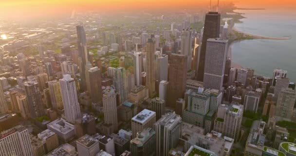 Pozoruhodná Scenérie Chicaga Paprscích Zapadajícího Slunce Mrakodrapy Centru Michiganské Jezero — Stock video