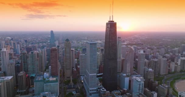 Мощные Небоскребы Против Жёлтого Неба Закате Городской Пейзаж Чикаго Воздушной — стоковое видео