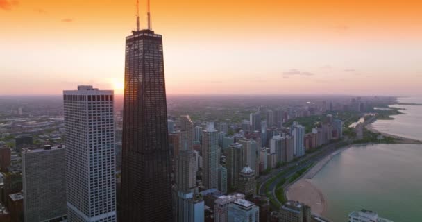 美丽动人的密歇根湖畔的建筑 在芝加哥市中心黄色天空的背景下凝视着摩天大楼 空中景观 — 图库视频影像