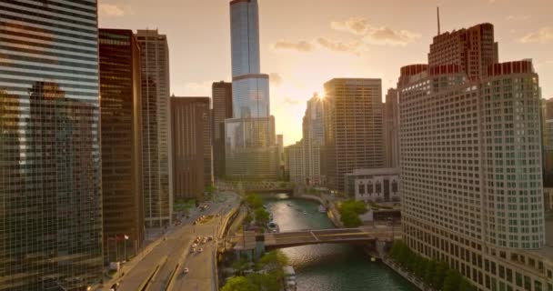日落时 芝加哥的镜像建筑 在夕阳西下的芝加哥河上 空中景观 — 图库视频影像