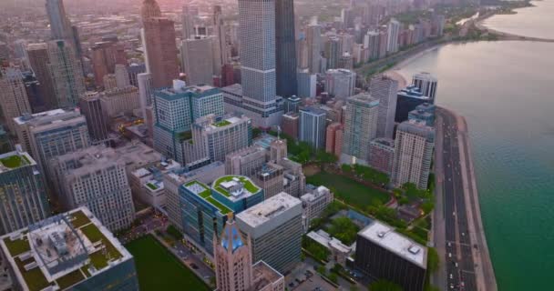 Gyönyörű Építészet Chicago Belvárosában Lenyugvó Nap Sugaraiban Széles Utak Haladnak — Stock videók