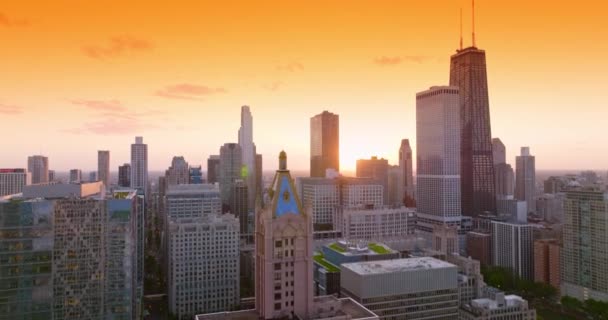美丽的黄色天空笼罩着芝加哥美丽的建筑 日落时分在大都市上空升起的无人机镜头 — 图库视频影像