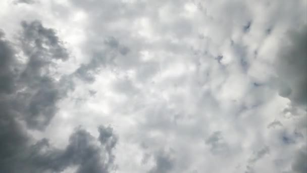 厚重的白云和灰云笼罩着天空 低角视距移动云的时间 — 图库视频影像
