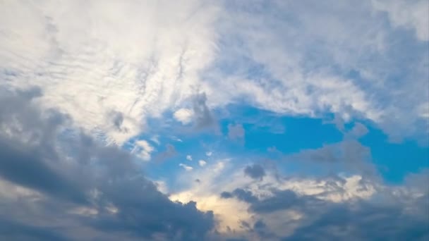 天空中出现了令人惊奇的光云 快速云变换的时间 低角度视图 — 图库视频影像