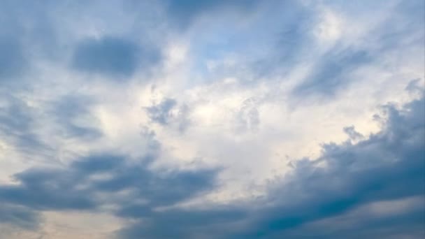 美妙美丽的云彩变化很快 在明亮的蓝天中 云彩渐增 时间流逝 — 图库视频影像