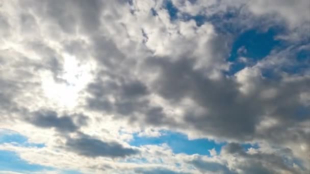 明るい夏の空に沿って雲を通り抜ける太陽 スカイラインが消える タイムラプス — ストック動画