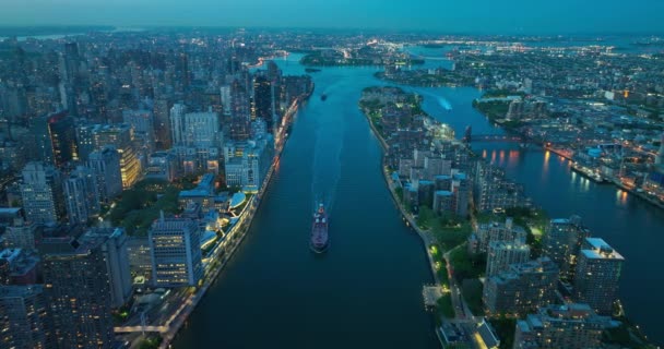在美丽的纽约平静的河边漂流的小船 夜半时分 大都市灯火通明 顶部视图 — 图库视频影像