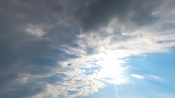 激しい灰色の雲が急速に蓄積しています 太陽はしばらくの間青空に現れました タイムラプス — ストック動画