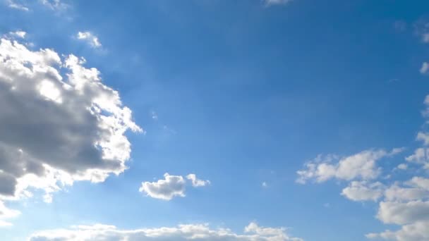 Σύννεφα Σχηματίζονται Στην Ατμόσφαιρα Όμορφο Τοπίο Συναθροίζεται Γρήγορα Στον Γαλάζιο — Αρχείο Βίντεο