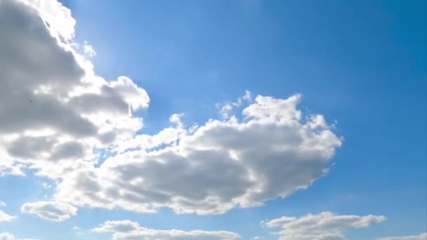 Heldere Blauwe Lucht Met Fel Stralende Zon Lichtwitte Wolken Hopen — Stockvideo
