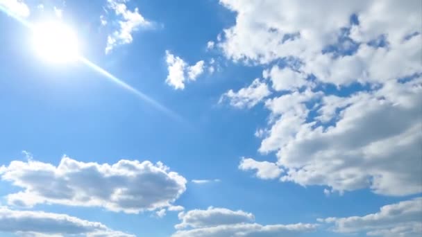 Nuvens Brancas Claras Cobrindo Sol Tempos Tempos Algodão Puffy Cloudscape — Vídeo de Stock