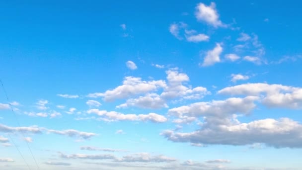 蔚蓝的天空中飘扬着又大又分开的小云 轻飘飘的云彩在地平线上移动的时间 — 图库视频影像