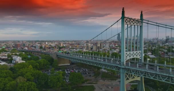 黄昏时分 在蓝天和红天下的三宝桥 桥下的圆形停车场和运动场 背景为纽约风景 — 图库视频影像