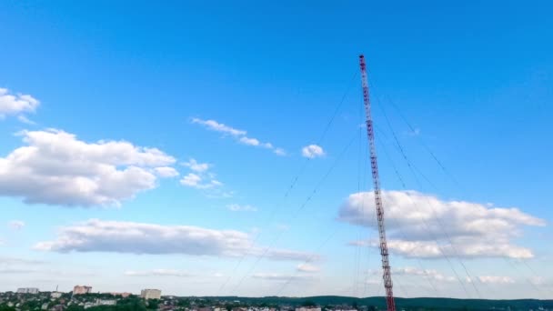 澄んだ青空に変化する小さな白い雲 街とテレビ塔の上の雲の驚くべきタイムラプス — ストック動画