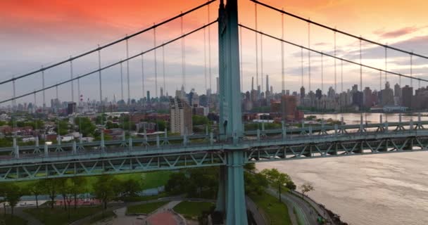 汽车在桥上疾驰而过 特里伯勒大桥对纽约大都市的无人机画面 — 图库视频影像