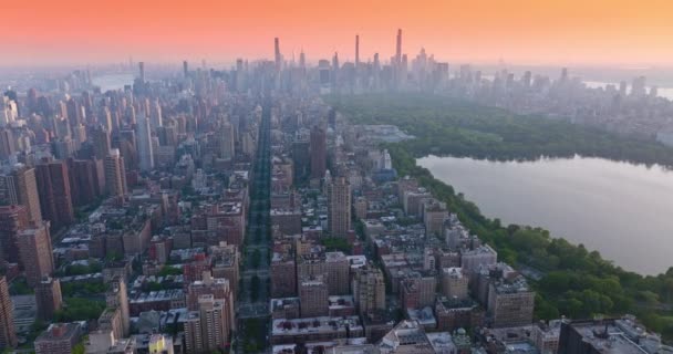 Vast New York Panorama Sun Park Pond Downtown Metropolis Backdrop — Stock Video
