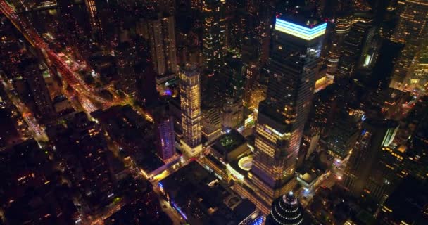 Выше Потрясающих Небоскребов Нью Йорка Тысячи Машин Проезжают Мимо Бессонного — стоковое видео
