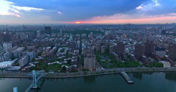 Okouzlující Západ Slunce Nad New Yorkem Nábřeží Rušný Provoz Letecká — Stock video