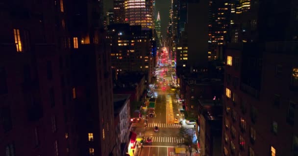 Όμορφα Πολύχρωμα Φώτα Της Νέας Υόρκης Μακρύς Δρόμος Ανάμεσα Στους — Αρχείο Βίντεο