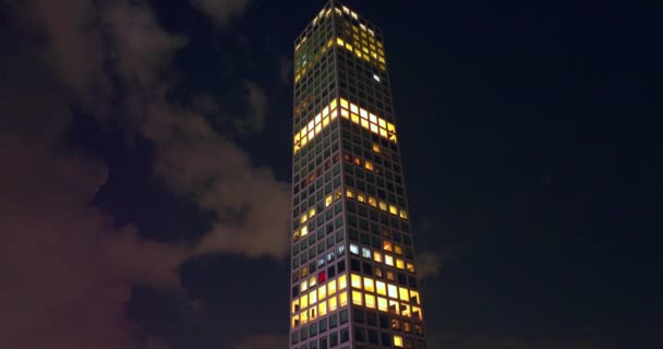Pencerelerinde Işıklar Olan Gökdelenin Tepesinde Görüntüleri Bina Boyunca Yükseliyor Karanlık — Stok video