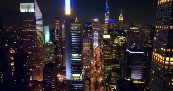 在闪闪发光的摩天大楼之间的宽阔的街道上闪烁着光芒 美妙的纽约夜晚全景 — 图库视频影像