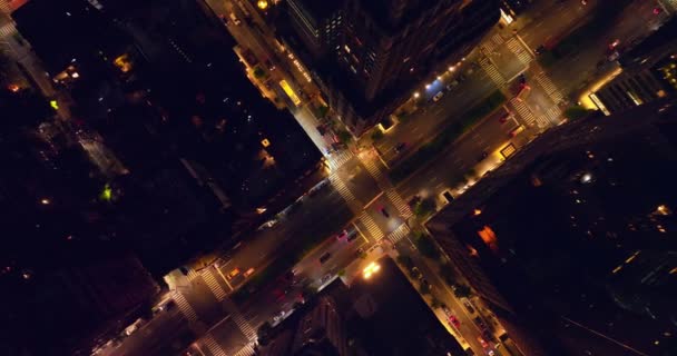 Szűk Széles Kereszteződés Felhőkarcolók Között Szállítás Utcákon New York Éjszaka — Stock videók