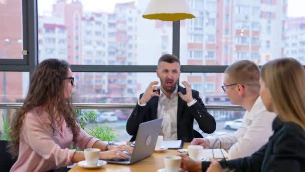 会議で話をするビジネスチーム 一杯のコーヒーで作業問題について話し合う 社長が話し 従業員は彼に耳を傾ける — ストック動画