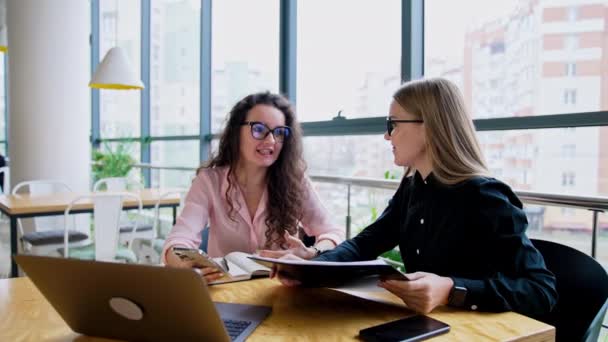 Junge Attraktive Frauen Unterhalten Sich Büro Zwei Damen Sitzen Schreibtisch — Stockvideo
