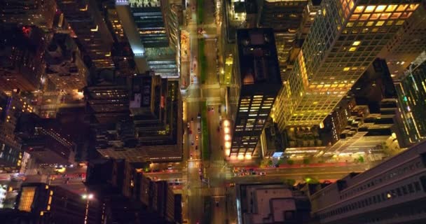 纽约宽阔的街道穿过摩天大楼 许多汽车在夜间沿着城市行驶 — 图库视频影像