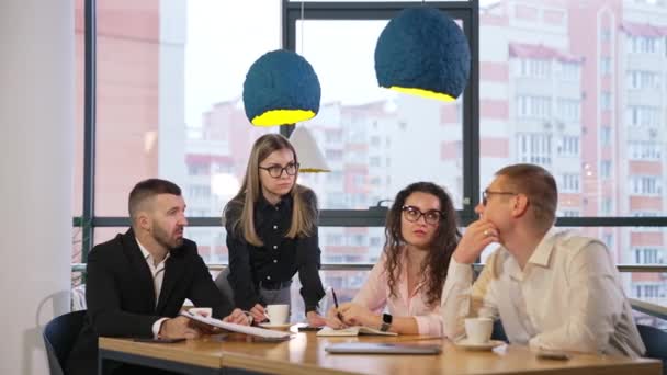 問題に対する解決策を見つける オフィスチームは いくつかの戦略を議論するためにテーブルに集まった コレクティブワークコンセプト — ストック動画