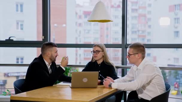 Malá Schůzka Kolegů Kanceláři Lidé Sedí Stolem Mluví Používají Moderní — Stock video