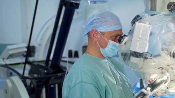 Dojrzały Chirurg Przygląda Się Lornetce Podczas Operacji Zastosowanie Zaawansowanych Technologii — Wideo stockowe