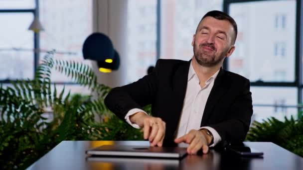 Gülümseyen Sakallı Adam Bilgisayarını Açıyor Nsan Bilgisayarını Açamadığında Yüzünde Değişir — Stok video