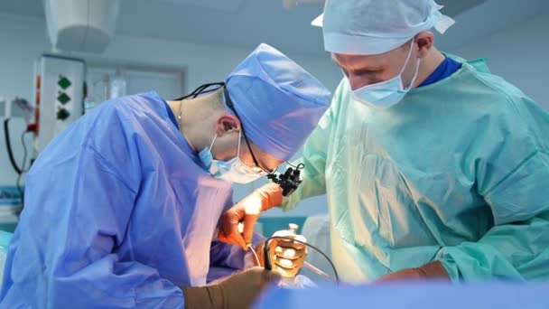 Hard Werkende Chirurg Werking Met Behulp Van Gereedschap Buigen Patiënt — Stockvideo