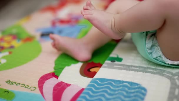 Kaki Dan Kaki Bayi Yang Manis Bayi Kaukasia Berbaring Belakang — Stok Video