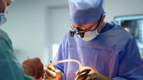 Male Dokter Pakaian Dan Kacamata Perangkat Melakukan Operasi Layar Dengan — Stok Video