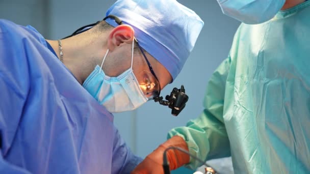 Erfarna Kirurg Tittar Fokuserade Det Opererade Området Genom Enhets Glasögon — Stockvideo
