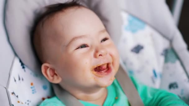 Baby Lacht Wordt Gevoed Stijgt Handen Vrolijk Mam Lepel Duwt — Stockvideo