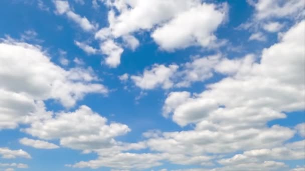 明るい青い空の美しい変換雲の景色 夏の昼間の素晴らしいタイムラプス — ストック動画