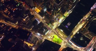 Gece vakti New York 'un ışıl ışıl caddeleri. Birçok araba Metropolis yollarında ilerliyor. Kuş bakışı..