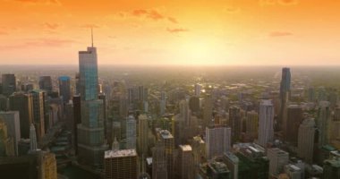 Güneşin batışındaki muhteşem Chicago. Sonsuz şehir manzarası turuncu gökyüzünün arka planında. Hava görünümü.