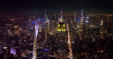 Empire State Binası 'nın tepesinde parlayan ışıklar. Geceleri New York 'un ışıl ışıl manzarası.