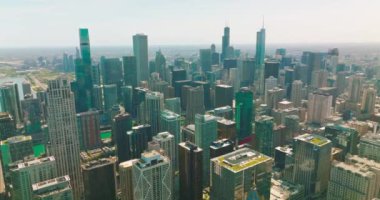 Muhteşem Chicago, Illinois 'in güzel ve çeşitli gökdelenleri. İnsansız hava aracı muhteşem mimarinin üzerinde yükseliyor. Arka planda şehir manzarası.
