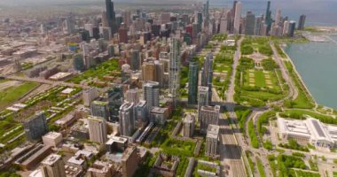 Chicago şehir merkezinin göz alıcı manzarası. Gölün kıyısındaki büyük yeşil parkın manzarası.