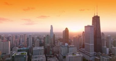 Güzel Chicago manzarası harika turuncu gökyüzüne karşı. Şehre hava perspektifinden bak.