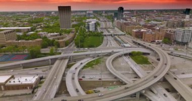 Çağdaş Chicago 'nun yollarında çılgın trafik olan kavşaklar. Pembe gökyüzünün arka planında Metropolis manzarası.