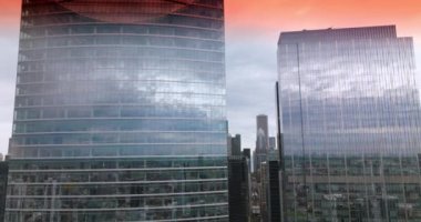 Gökdelenlerin ayna camlarına yansıyan büyüleyici pembe gökyüzü. Modern Chicago 'nun etkileyici mimarisi..